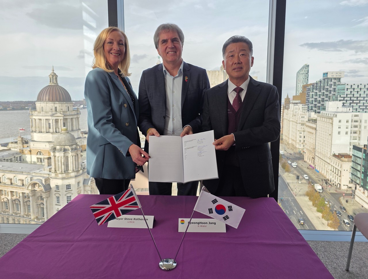 (왼쪽부터)Katherine Fairclough 리버풀권역정부 CEO, Steve Rotheram 리버풀권역정부 시장, 장병훈 한국수자원공사 수자원환경부문장이 참석한 가운데 조력발전 분야 기술 교류 강화를 위한 합의각서(MOA)를 체결했다. (사진제공=수공)
