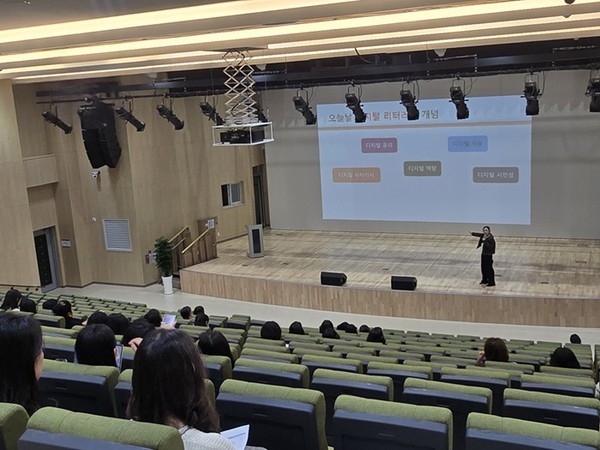 충남교육청은 6일 천안시청소년복합커뮤니티센터에서 유치원 교원 81명을 대상으로 ‘디지털시대를 이끄는 힘! 디지털 기반 유치원 배움자리’를 운영했다고 밝혔다. 이번 배움자리는 충남형 미래유치원 실현을 위한 ‘디지털 시대를 이끄는 힘! 유치원 교사의 인공지능(AI) 문해력과 시민성’을 주제로 진행됐다.