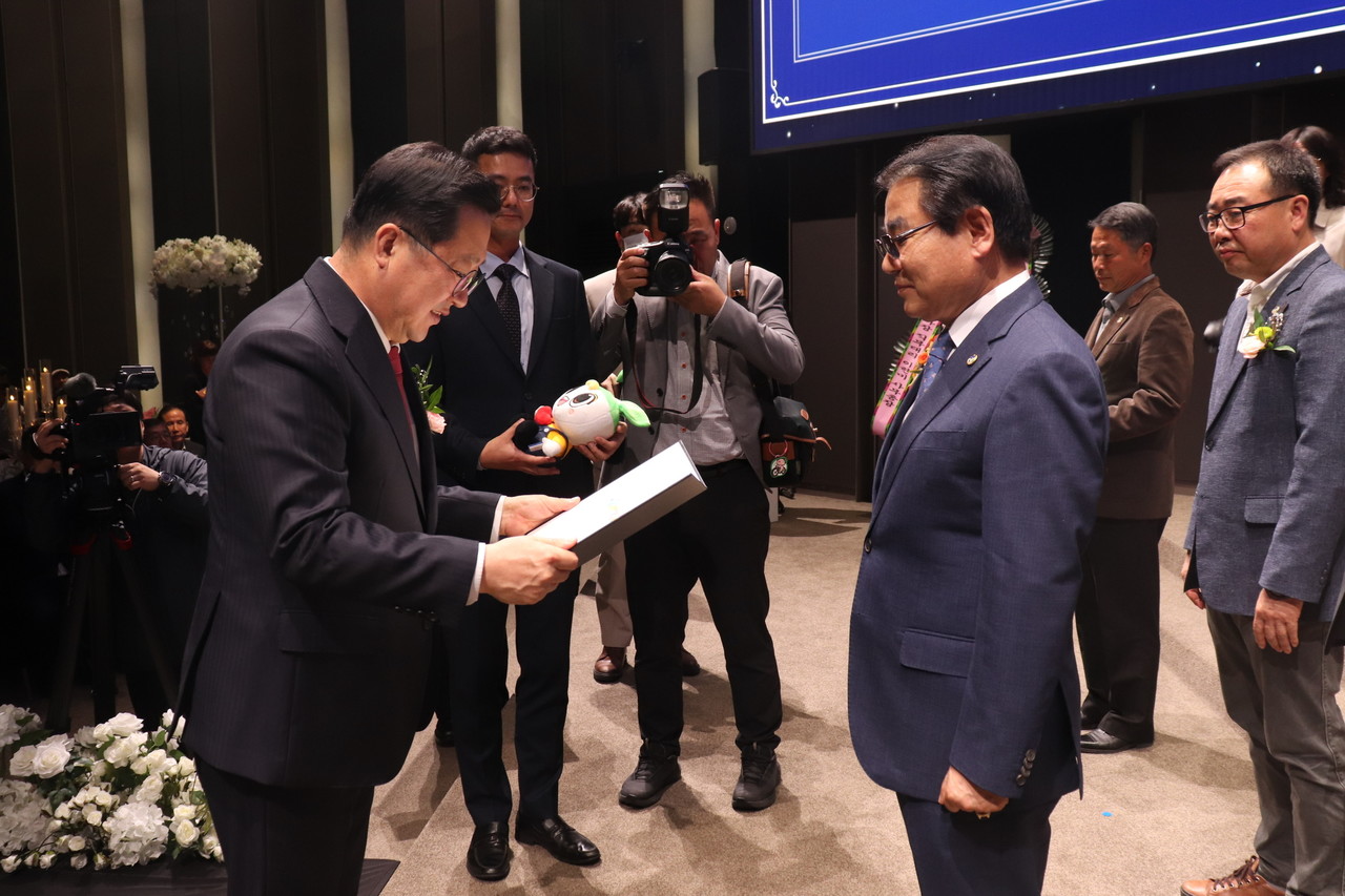 이장우 대전시장이 표창장을 직접 수여하고 있다. (사진제공=한국법무보호복지공단 대전지부)