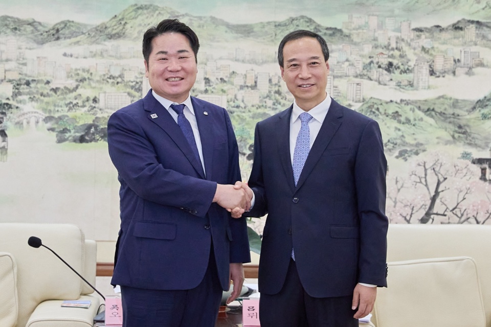 지난 5일 오세현 시장(왼쪽)이 뤼청시 동관시장과 만나 상호 교류 협력 방안을 논의했다.(사진제공=아산시)