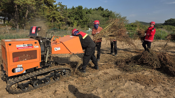 지난 5일 대산읍 독곶리 일원에서 진행된 파쇄 작업 모습(사진제공=서산시)