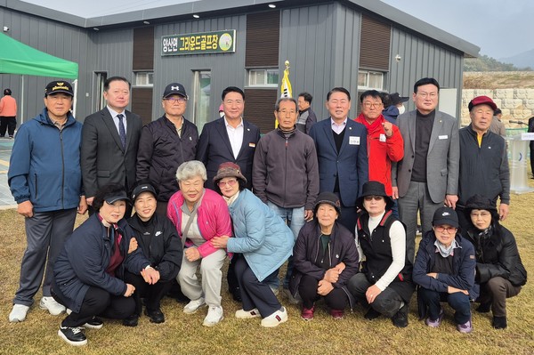 영동군은 지난 6일 양산면 송호리에서 양산그라운드골프장 개장식을 개최했다. (사진제공=영동군)