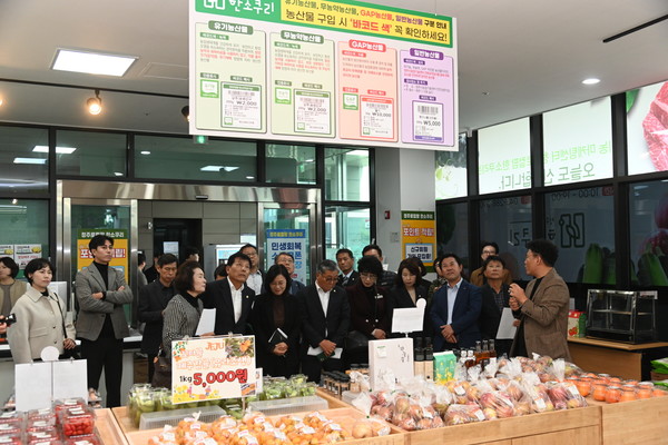 우수정책사례 합동 시찰(사진 제공=부여군)