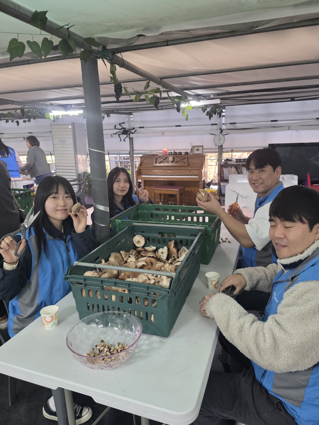 퍼블리코 대전(대전 사회공헌 협의체)과 충남대학교 임직원이 봉사활동을 하고 있다. (사진제공=한국가스기술공사)