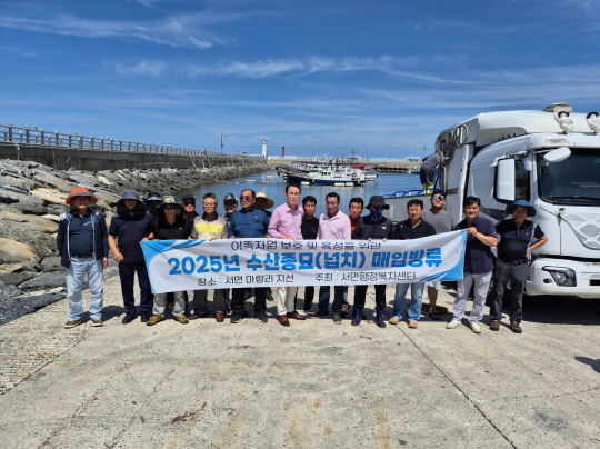 충남 서천군 서면은 발전소 주변지역 지원사업의 일환으로 어민 소득 증대와 지속가능한 어족자원 조성을 위해 수산종자 매입·방류사업을 추진, 총 199만 6,436마리의 고부가가치 치어를 서면 연안에 방류했다.(사진제공=서천군)