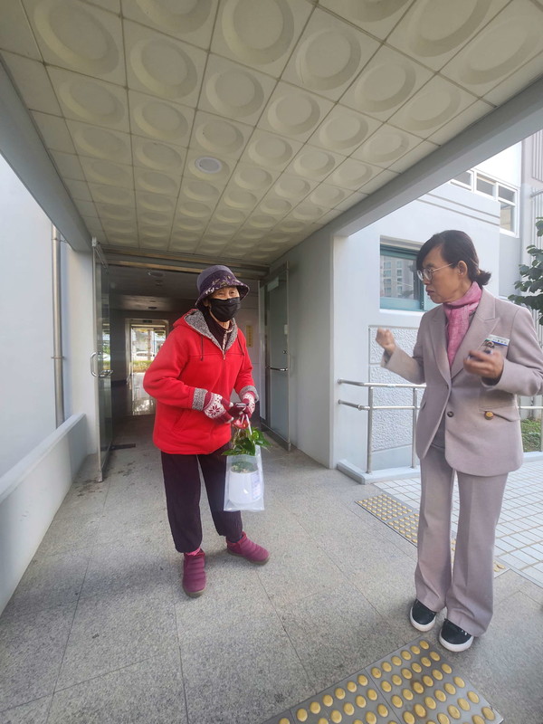 충남 서천읍지역사회보장협의체가 지난 5일 관내 20가구를 방문하여 지난 5일 관내 20가구를 방문해 ‘마음건강 지원사업’을 추진했다고 밝혔다.(사진제공=서천군)