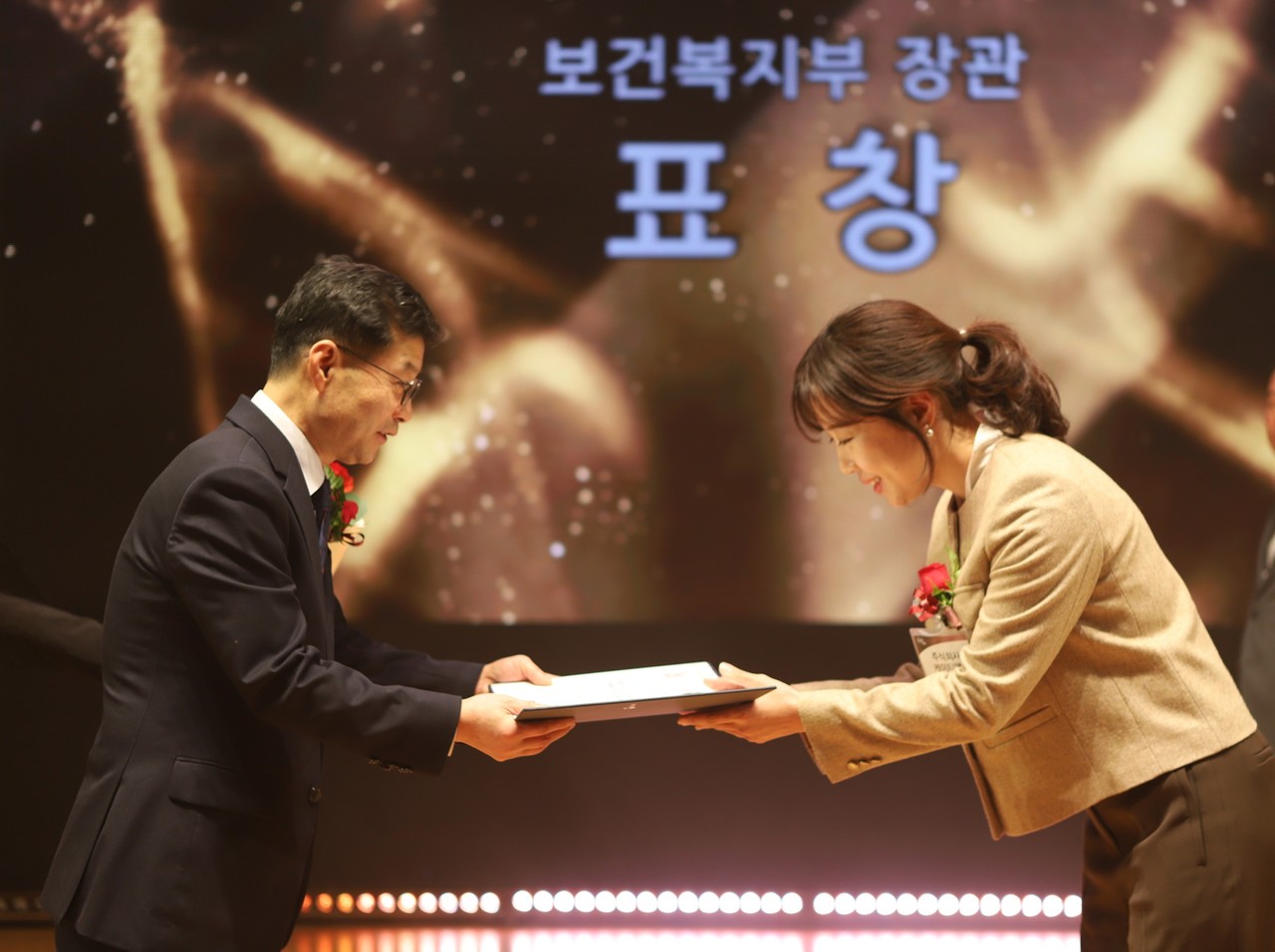 KT&G가 지난 6일 대한민국 나눔국민대상 시상식에서 보건복지부 장관 표창을 수상했다.(사진제공=KT&G)