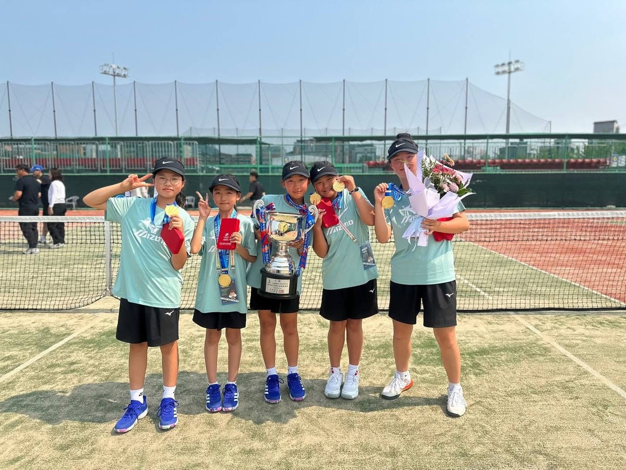 지난 제54회 전국소년체육대회 소프트테니스 여초 단체에서 금메달을 획득한 대전 선수들. (사진제공=대전교육청)