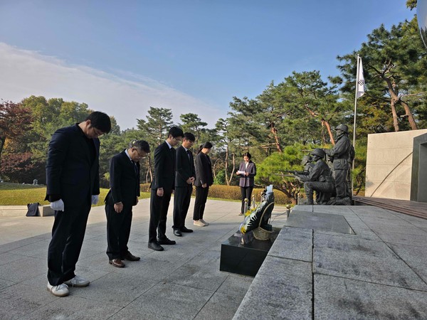 충혼탑 참배 모습 (사진제공=충북남부보훈지청)