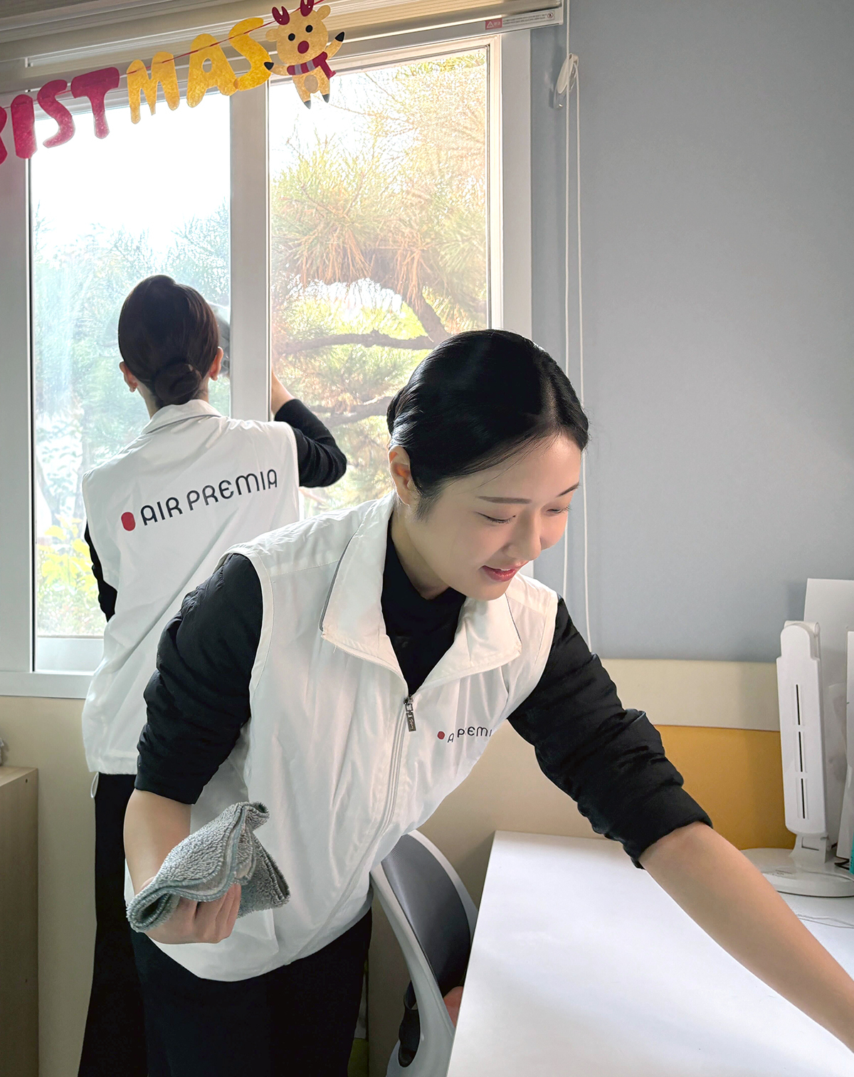 에어프레미아 신입 승무원들이 7일 서울 지온보육원에서 첫 공식 활동으로 보육원 봉사를 펼쳤다.(사진제공=에어프레미아)