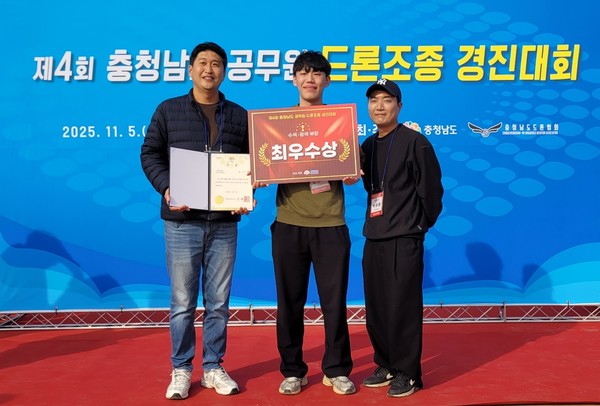 천안시 토지정보과 공간드론팀 이상열·박성열·현창진 주무관이 지난 5일 부여 드론교육체험센터에서 열린 제4회 충청남도 공무원 드론조종 경진대회에서 수색·탐색분야 최우수상을 수상하고 기념촬영을 하고 있다.(사진제공= 천안시)