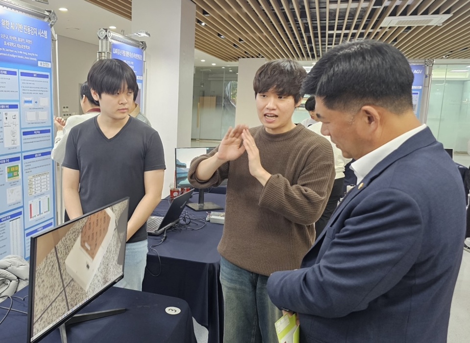 호서대 학생들이 작품을 설명하고 있다.(사진제공=호서대)