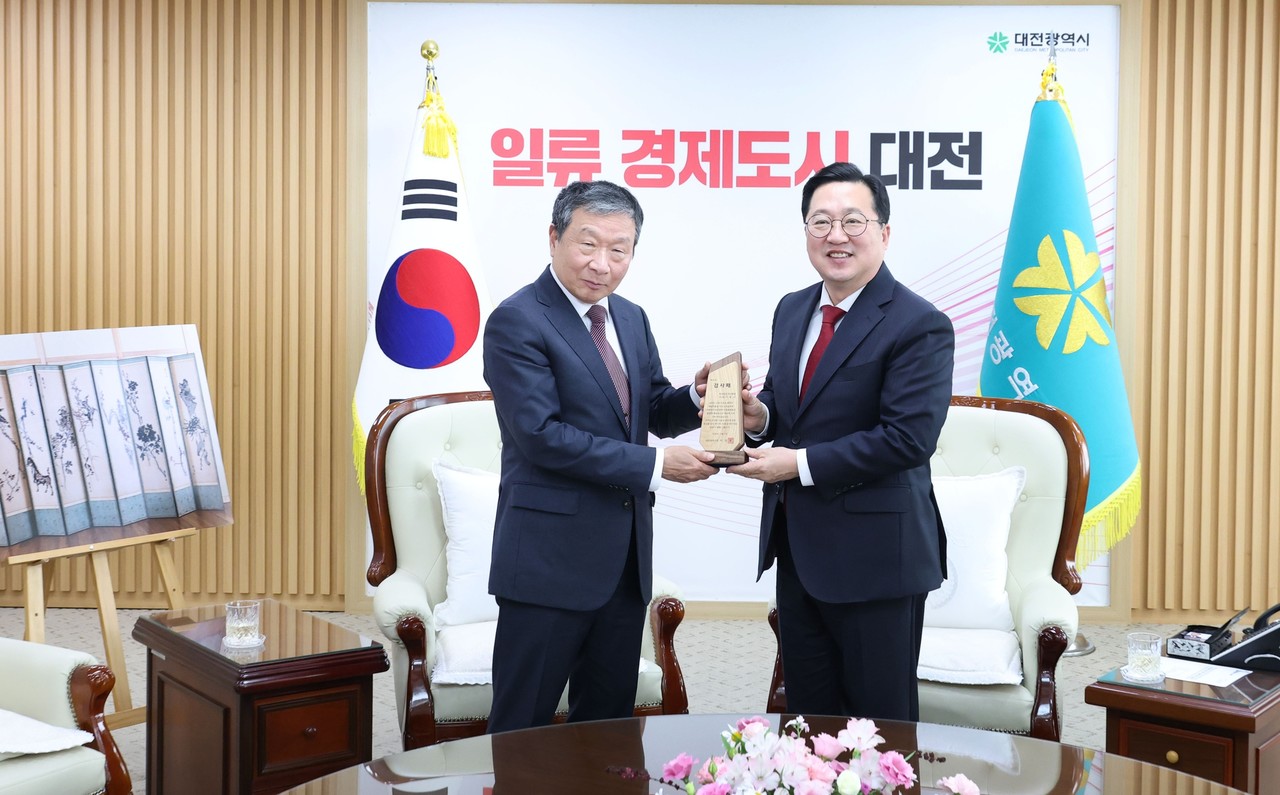 대전시는 이장우 시장이 7일 시청에서 고암 이응노 화백의 '이응노 10폭 병풍'을 이응노미술관에 기증한 덕성학원 이종구 이사장에게 감사패를 수여했다고 밝혔다. 이번 기증 작품은 지난 1956년 제작된 수묵담채 10폭 병풍으로 예술적·역사적 가치가 높은 대작이며, 시가 8000만 원 상당으로 추정된다. 이 시장은 “귀한 작품 기증에 깊이 감사드리며, 나눔과 공유의 정신이 지역사회 전반으로 확산되길 기대한다”고 말했다.