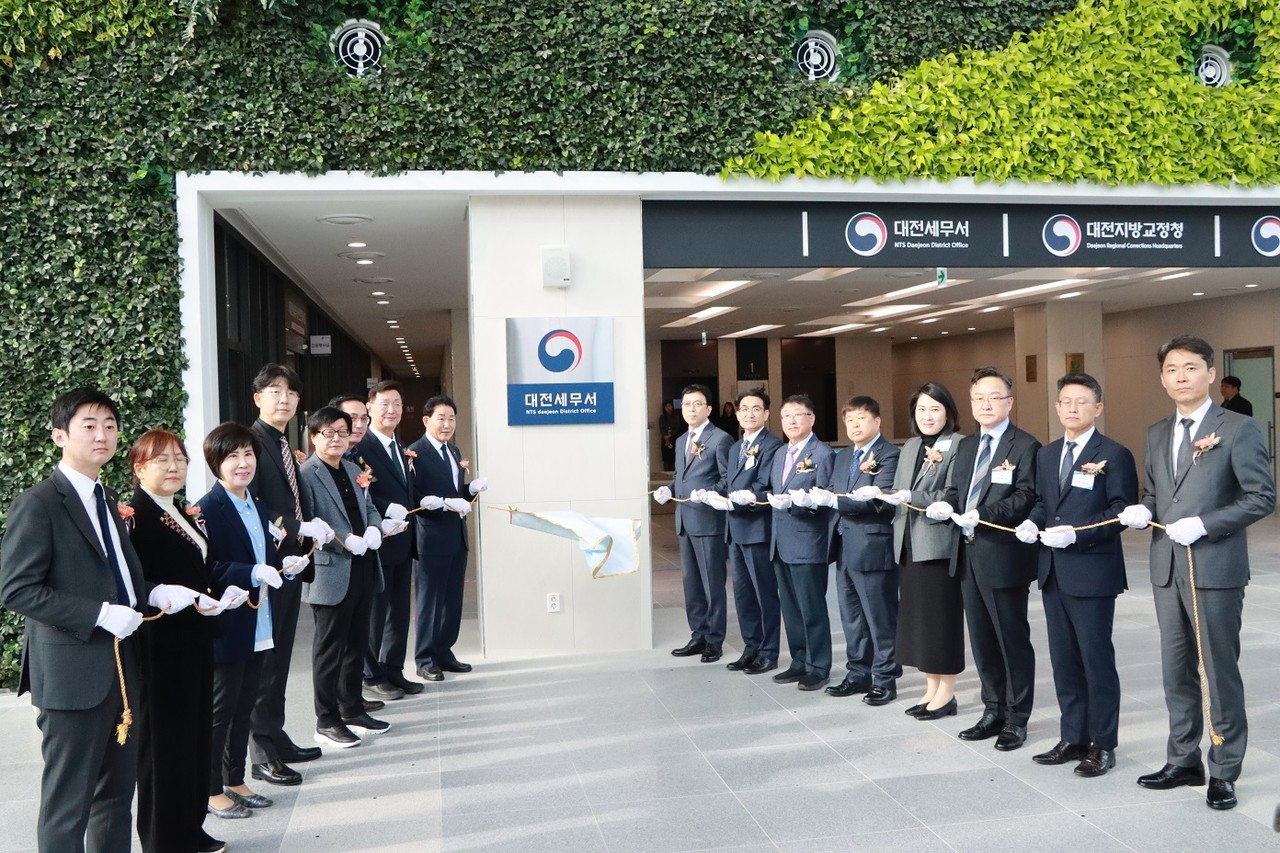 대전세무서는 7일 대전광역시 중구 나라키움 대전통합청사에서 정용대 대전지방국세청장과 오원화 대전세무서장 등 관계자들이 참석한 가운데 개청식을 가졌다. (사진제공=대전세무서)