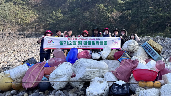 충남 서산시는 7일 대산읍 대죽리에 있는 흑어도에서 정기순찰 및 환경정화를 했다.흑어도는 멸종위기종인 검은머리물떼새, 희귀종인 높은 등 옆길게가 서식하는 생태계의 보고로, 지난 2002년 특정도서로 지정됐다.시는 이날 특정도서 정기순찰을 통해 낚시 및 행락객의 불법 출입 여부를 감시하고, 해안가로 밀려온 폐어구 등 해양쓰레기 3톤을 수거했다.특정도서는 사람이 거주하지 않거나 극히 제한된 구역에서만 거주하는 섬으로, 자연생태계 등이 우수한 경우 환경부가 지정한다.서산시 관내에는 흑어도와 옥도, 묘도 3개 섬이 특정도서로 지정돼 있다