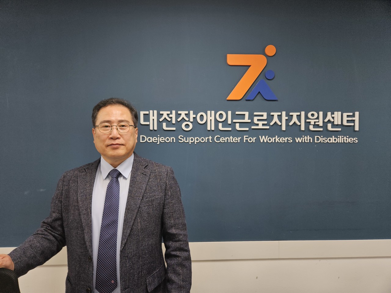 박찬권 대전장애인근로자지원센터장은 충청지역이면 어디라도 찾아가 장애인 근로자들의 이야기를 들으며 현장의 목소리를 듣기 위해 바쁜 나날을 보내고 있다.(사진=이승우 기자)