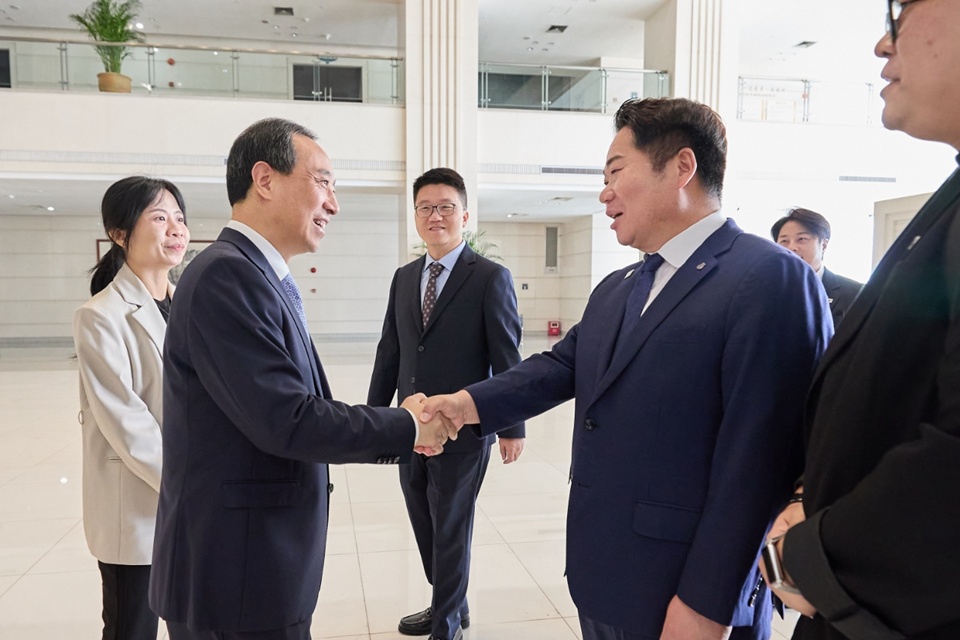 지난 5일 오세현 시장(오른쪽)이 중국 동관시청을 방문 뤼청시 중국 동관시장과 만나고 있다.(사진제공=아산시)