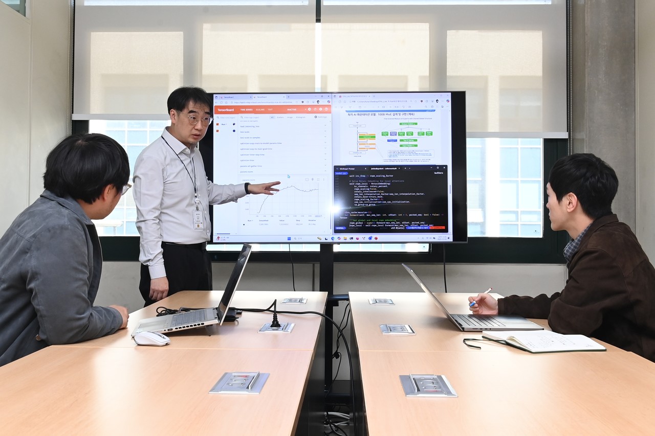 ETRI 연구진이 산업 AI 전환을 위한 확장 가능한 멀티모달 생성형 파운데이션 모델 개발에 관해 논의하고 있다. (사진제공=ETRI)