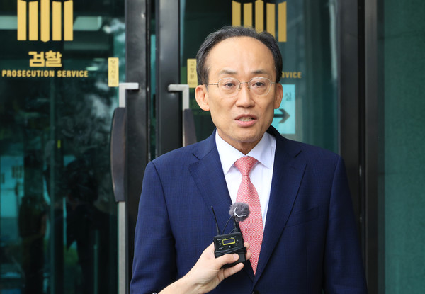 국민의힘 추경호 전 원내대표가 31일 서울 서초구 서울고검에 마련된 조은석 내란특별검사팀 사무실에서 조사를 마치고 나와 기자의 질문에 답하고 있다. [사진=연합뉴스]