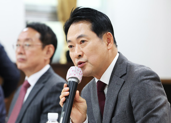 국민의힘 장동혁 대표가 7일 경기도 용인시 수지구의 한 아파트 단지에서 열린 '부동산 정책 정상화 특별위원회-부동산 대책 경기도 현장 간담회'에서 발언하고 있다.[사진=연합뉴스]