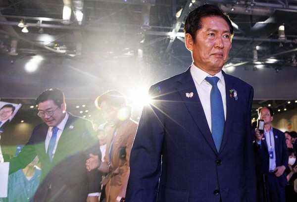 더불어민주당 정청래 신임 당대표가 2일 고양 킨텍스에서 열린 전국당원대회에서 당대표직 수락연설을 하기 위해 무대에 오르고 있다. [사진=연합뉴스]