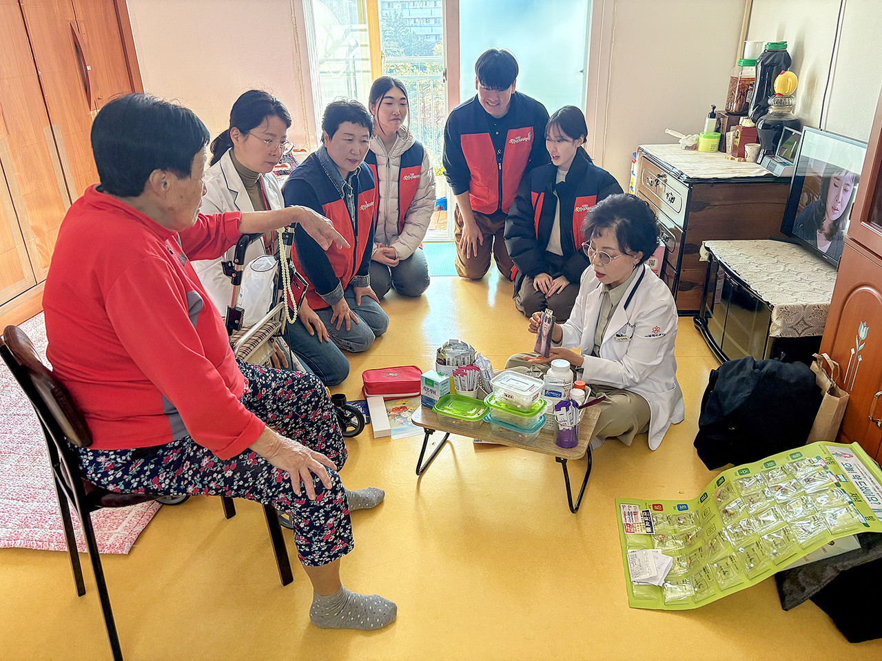 대전 대덕구 다학제팀이 7일 ‘찾아가는 약(藥)다방’ 만성질환 관리 서비스의 일환으로 지역 건강 취약 계층 가정을 방문해 복용 약 점검 및 복약지도를 진행하고 있다. (사진제공=대전 대덕구)