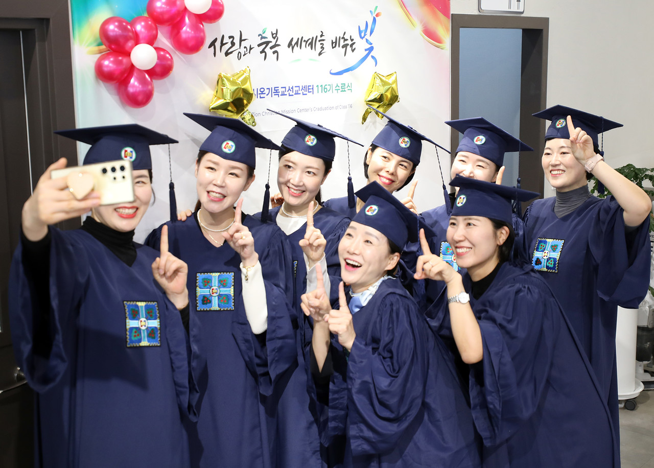 시온기독교선교센터 지난 기수 수료생들이 대전 맛디아지파 팝업스토어를 찾아 포토존에서 기념사진을 촬영하며 즐거운 시간을 보내고 있다. (사진제공=신천지)