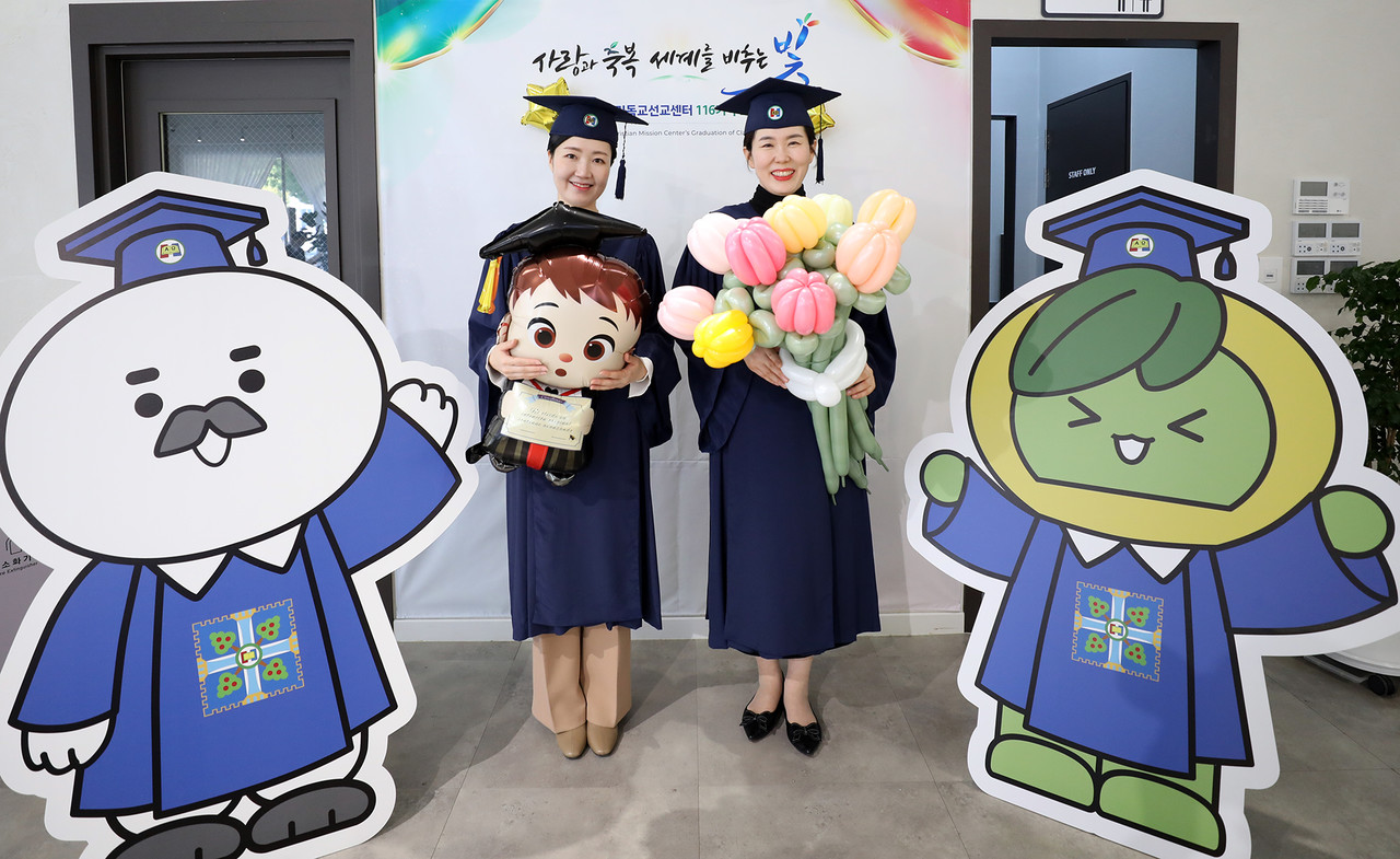 시온기독교선교센터 지난 기수 수료생들이 대전 맛디아지파 팝업스토어를 찾아 포토존에서 기념사진을 촬영하며 즐거운 시간을 보내고 있다. (사진제공=신천지)