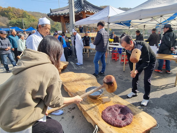 공주시 우성면 목천2리에서 열린 '인절미 떡메치기 축제'에 참석한 방문객들이 인절미 떡메치기 체험을 즐기고 있다. [사진제공=공주시]