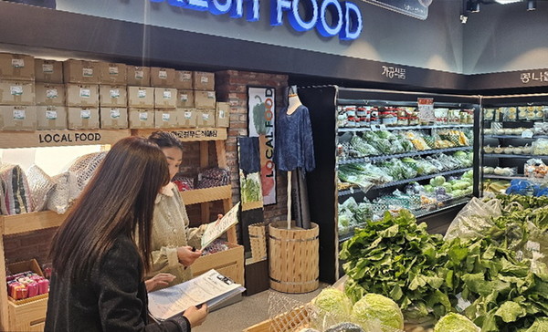 공주시는 김장철을 앞두고 로컬푸드 직매장에서 유통되는 김장 재료를 수거해 잔류농약 검사를 실시했다. [사진제공=공주시]