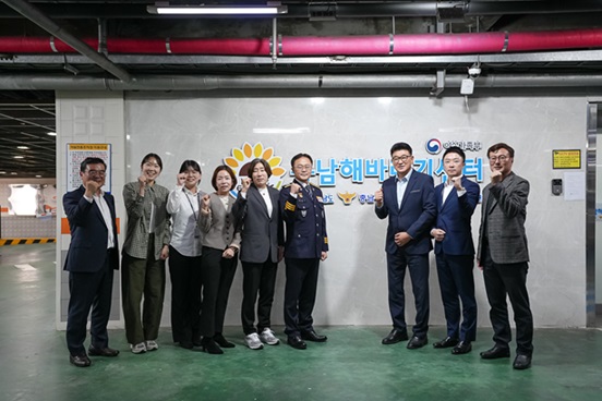 임정주 충남경찰청장은 연말을 앞두고 여성·청소년 등 사회적 약자와 주취자 관련 범죄가 증가할 것으로 우려되고 있는 가운데 충남 해바라기센터와 주취자 응급의료센터를 방문해 근무자들을 격려하고 사회적약자 보호 업무의 중요성을 당부했다. 임 청장은 “여성․청소년 등 사회적 약자 대상 범죄와 주취자 문제는 사회적 관심과 지역사회의 도움이 절실히 필요하므로 경찰은 유관기관과 긴밀한 협업을 통해 이들이 안전하게 보호받을 수 있도록 적극 지원하겠다”고 말했다