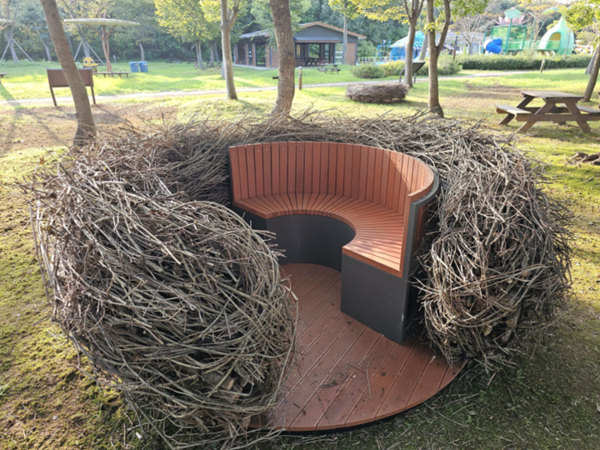 국립생태원은 충남 지역 예술인들과 협업해 한반도숲 일대에 새로운 AI 생태 해설 시스템과 자연 소재를 활용한 ‘둥지 쉼터’를 설치했다고 밝혔다.(사진제공=국립생태원)