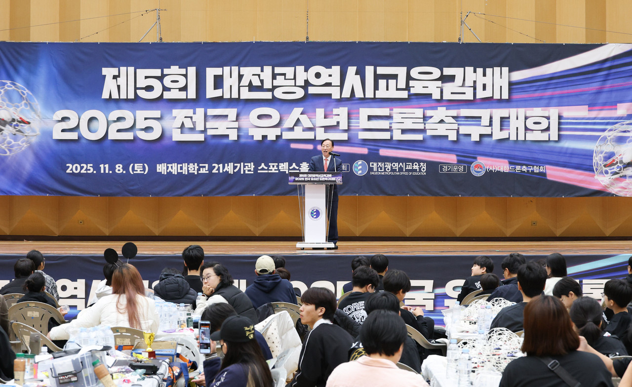 지난 8일 열린 제5회 대전교육감배 2025 전국 유소년 드론축구대회에서 설동호 교육감이 축사하고 있다. (사진제공=대전교육청)