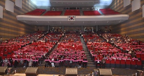 김태흠 충남도지사는 8일 아산시 경찰인재개발원에서 열린 ‘제23회 충남 보육교직원 한마음대회’에 참석해 보육 교직원들을 격려하고 보육 일선 현장에서의 헌신에 감사의 인사를 전했다. 김 지사와 도내 보육가족 1200여 명이 참석한 가운데 열린 이번 행사는 공연, 유공자 표창, 시군지회별 장기자랑 등의 순으로 진행됐다.