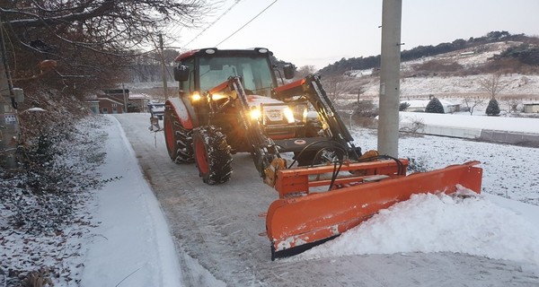 서산시 제설단이 마을안길을 보수하는 모습(사진제공= 서산시)