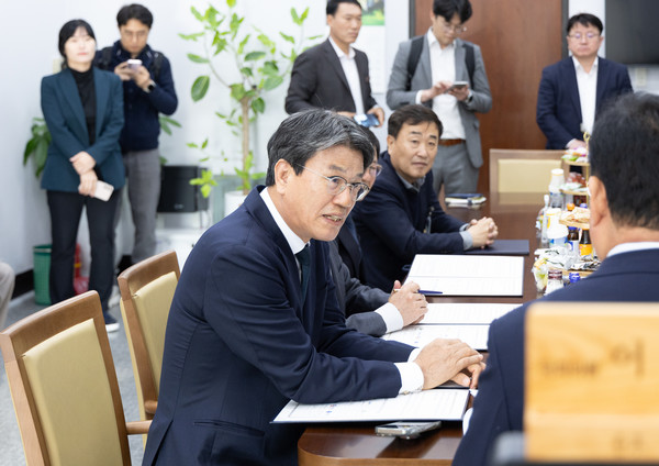 지난 7일 국회를 방문한 김돈곤 군수가 농림축산식품해양수산위원회 어기구 위원장을 만나 농어촌 기본소득 시범사업의 국비 비율 상향을 건의하고 있다. (사진제공=청양군)