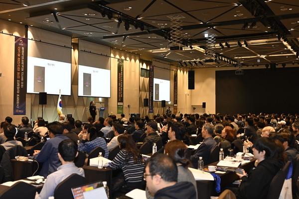 한국기술교육대학교는 7일 서울드래곤시티 한라홀에서 직업훈련교·강사 및 직업교육훈련 관계자 350여 명이 참석한 가운데 ‘2025년 신기술·첨단산업분야 인재양성 컨퍼런스’를 성황리에 개최했다.(사진제공=한국기술교육대)