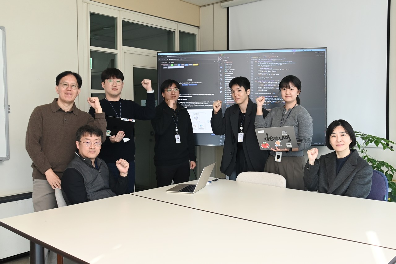 LLM 기반 신뢰형 코드 생성기술을 개발한 ETRI 개발진인 (오른쪽부터)마유승, 우예린, 한호재, 이기호, 여상엽, 전형국, 김상철 박사가 기념사진을 촬영하고 있다. (사진제공=한국전자통신연구원)