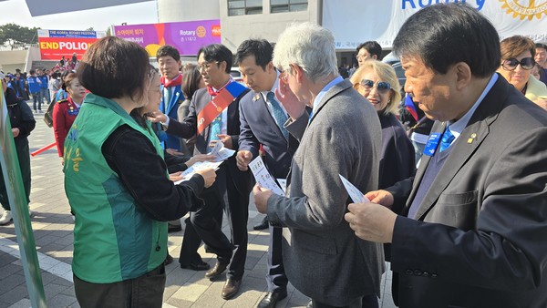 더코리아 로타리 페스티벌 개최로 열린 충남 공주시새마을문고의 다움운동 전개 모습.