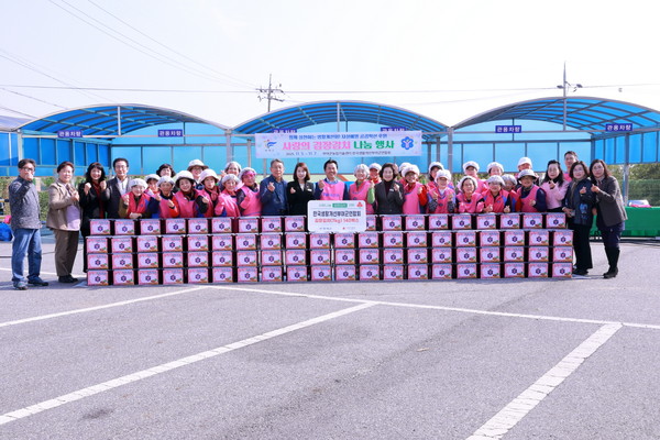 사랑의 김장 김치 나눔 행사 단체 사진(제공=부여군)