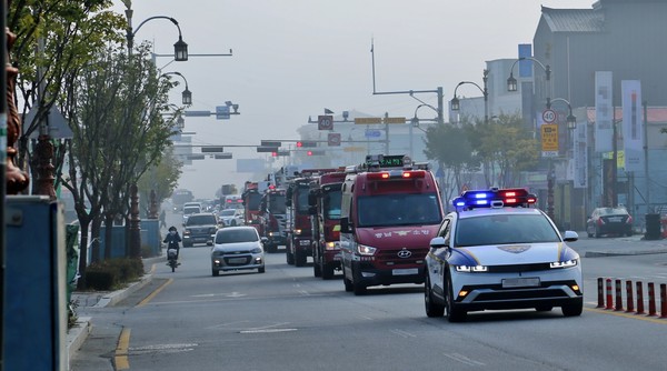 소방의 날 맞아 소방차 카퍼레이드(사진 제공=부여소방서)