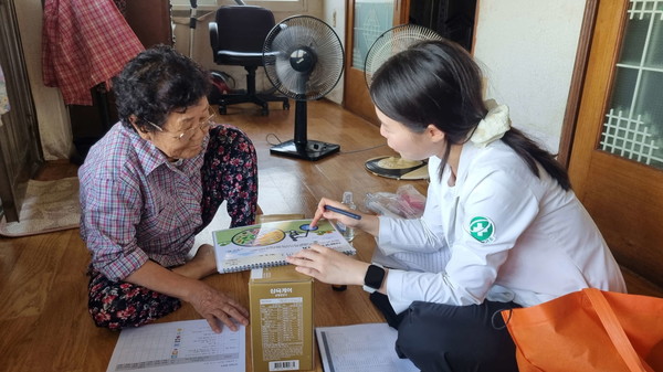 충남 서천군보건소는 지역사회 맞춤형 영양 관리 사업의 일환으로 6월부터 11월까지 서천읍을 비롯한 12개 읍면의 허약 어르신 65가구를 지정해 매년 방문 영양 관리 사업을 추진했다.(사진제공=서천군)