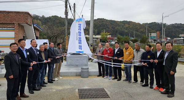 영동군 심천면 약목리는 지난 8일 마을의 역사와 전통을 기리는 마을유래비 제막식을 개최했다. (사진제공=영동군)