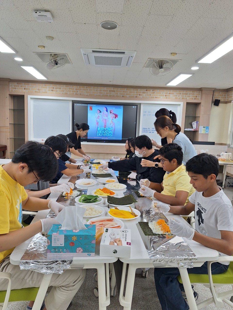 지난 8월 열린 여름특강에서 대덕중 다문화학생들이 김밥을 만들고 있다. (사진제공=대전교육청)