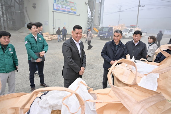 공주시는 2025년산 공공비축미곡 건조벼 매입을 본격적으로 시작한다.(사진=최원철 공주시장이 현지 방문 모습)