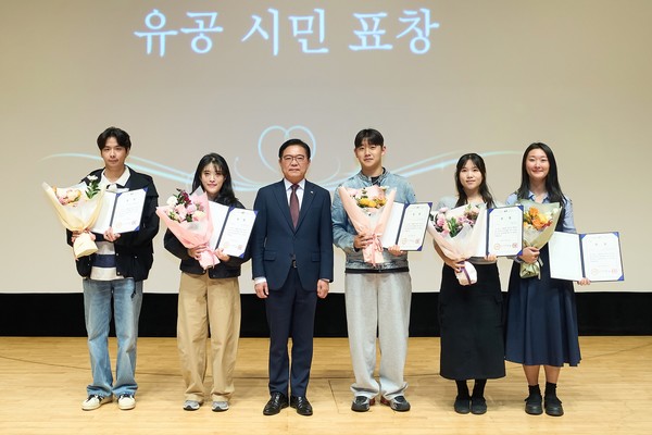 천안시는 10일 봉서홀에서 열린 11월 월례모임에서 ‘2025 천안시 데이터 분석 아이디어 경진대회’의 수상자들이 10일 상장을 수여 받고 있다. (사진제공=천안시)