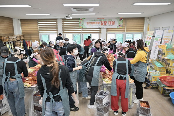 공주시는 지난 8일 공주시 가족센터와 공주시다문화가족협의회가 함께 교류·소통 공간 ‘다가온’에서 결혼이주여성 50여 명을 대상으로 한국문화 적응 프로그램의 하나로 김장 담그기 체험을 진행했다고 밝혔다.(사진제공=공주시)