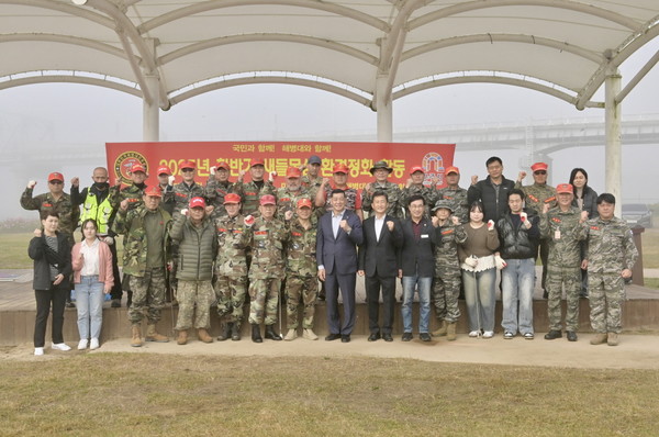(사)해병대 공주전우회(회장 배의봉)는 지난 9일 금강 미르섬 일원에서 자연정화 활동에 구슬땀을 쏟았다.(사진제공=공주시해병전우회)