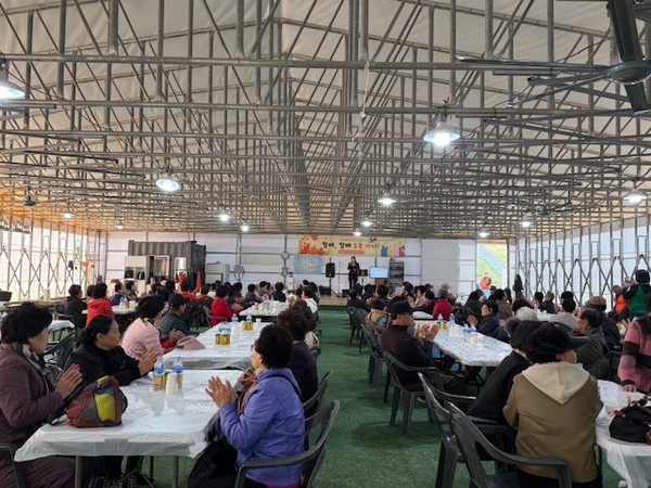 공주시 옥룡동주민자치회(회장 이석배)는 지난 7일 옥룡게이트볼장에서 ‘제2회 할매·할배 소풍가자’ 행사를 성황리에 개최했다고 밝혔다.(사진제공=시 옥룡동)