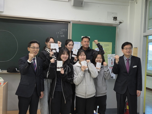 2026학년도 대학수학능력시험 학교를 방문 수험생들을 격려하는 한태희 보령교육장( 사진제공=보령교육지원청)